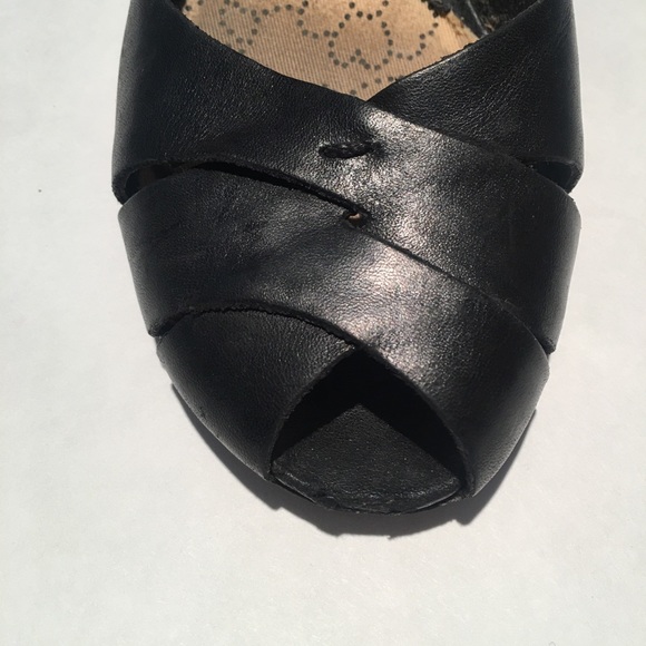 Kenneth Cole black leather open toe wedge - Picture 3 of 7